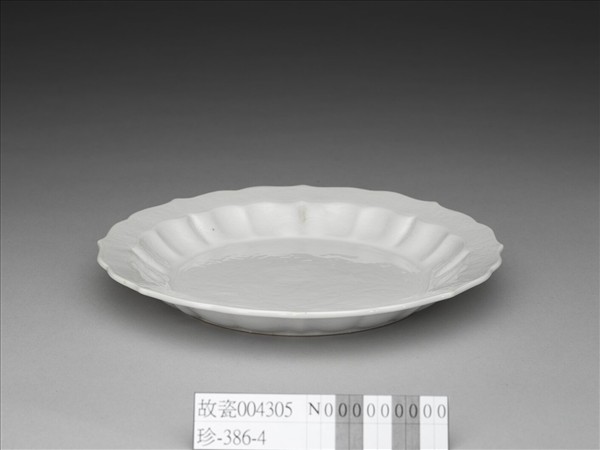 白瓷劃花花卉紋蓮花式盤