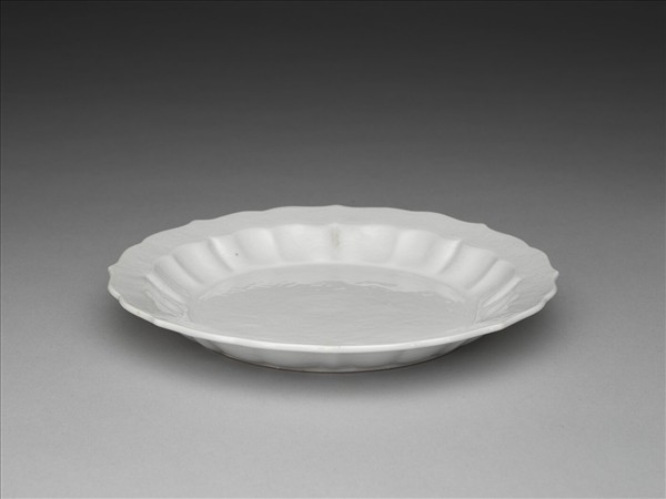 白瓷劃花花卉紋蓮花式盤