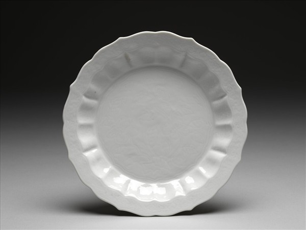 白瓷劃花花卉紋蓮花式盤