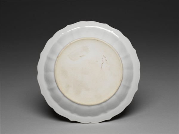 白瓷劃花花卉紋蓮花式盤