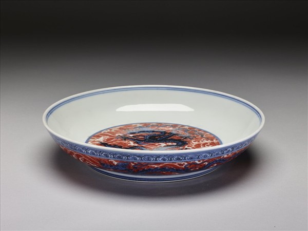 青花紅彩波濤龍紋盤