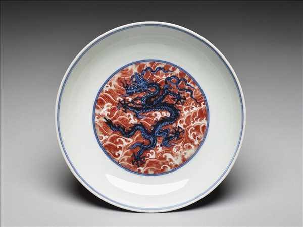 青花紅彩波濤龍紋盤