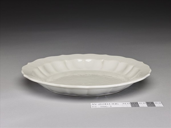 白瓷劃花花卉紋蓮花式盤