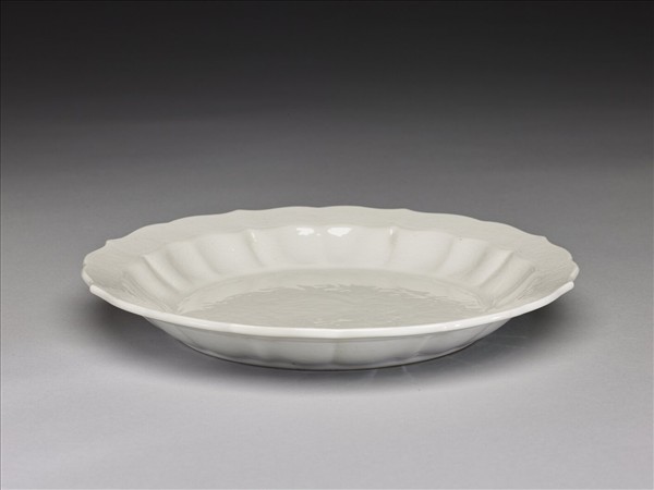 白瓷劃花花卉紋蓮花式盤