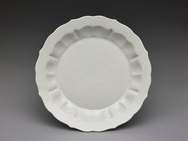 白瓷劃花花卉紋蓮花式盤