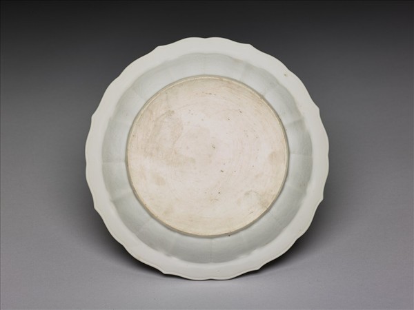 白瓷劃花花卉紋蓮花式盤