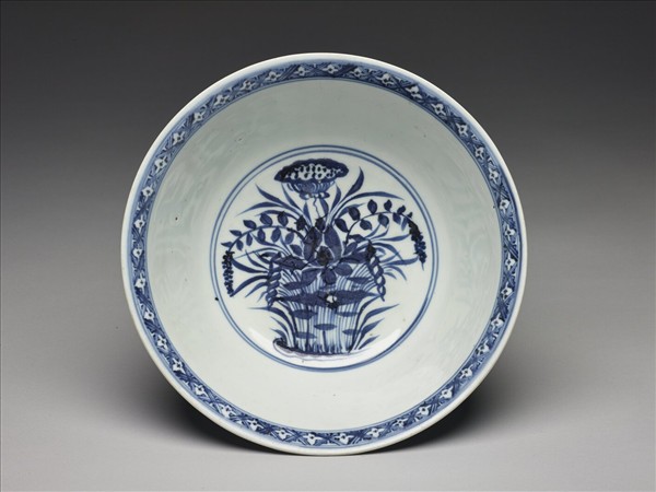 青花纏枝番蓮紋碗