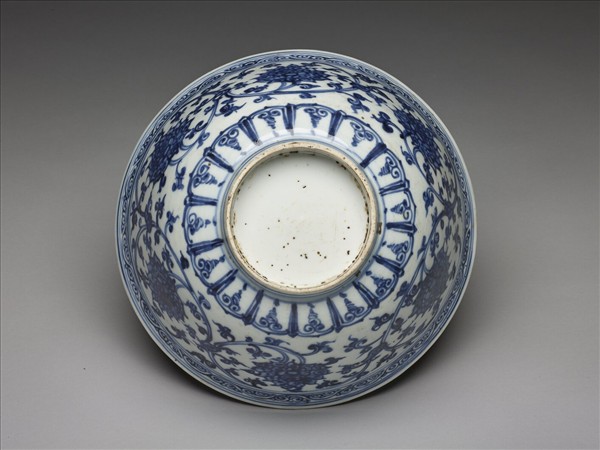 青花纏枝番蓮紋碗