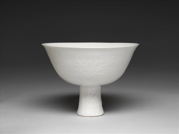 白瓷印花龍紋高足碗