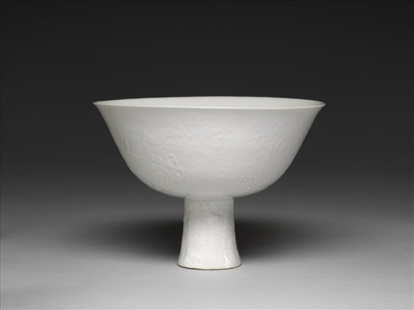 白瓷印花龍紋高足碗