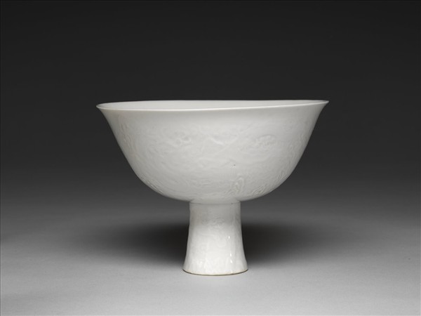 白瓷印花龍紋高足碗