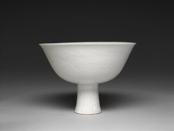 白瓷印花龍紋高足碗