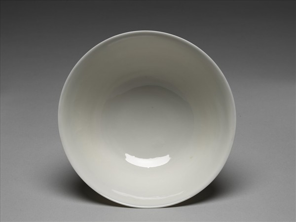 白瓷印花龍紋高足碗