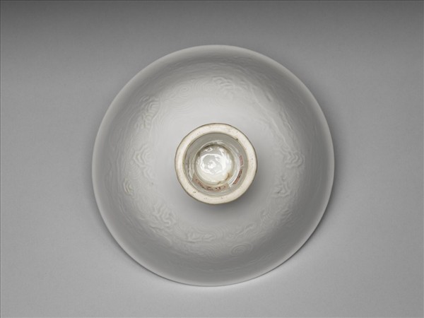 白瓷印花龍紋高足碗