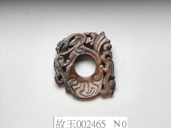 玉獸鳥紋韘形佩