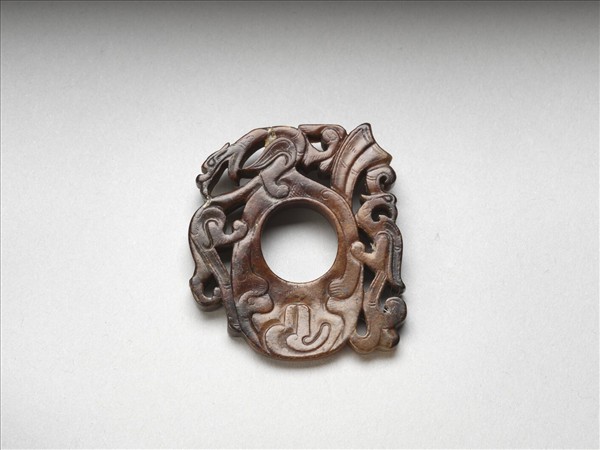 玉獸鳥紋韘形佩