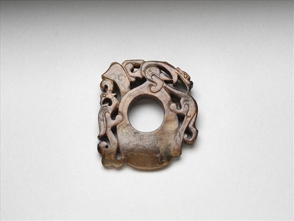 玉獸鳥紋韘形佩