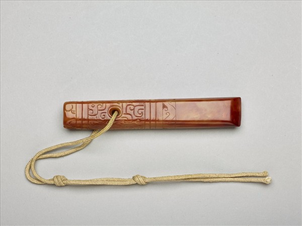 玉斧形佩飾