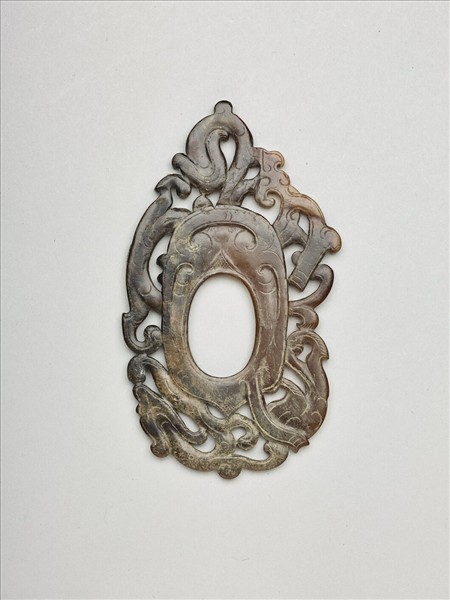 獸鳥紋玉韘形佩