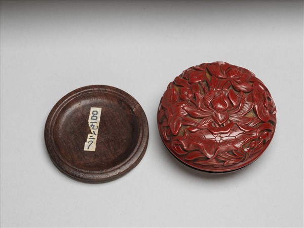 剔紅荷花茶花圓盒