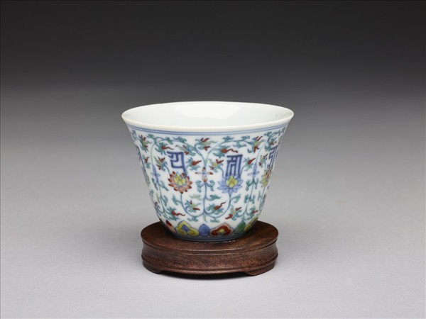 鬥彩蓮花梵文杯