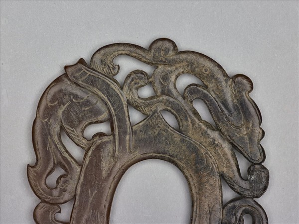 獸鳥紋玉韘形佩