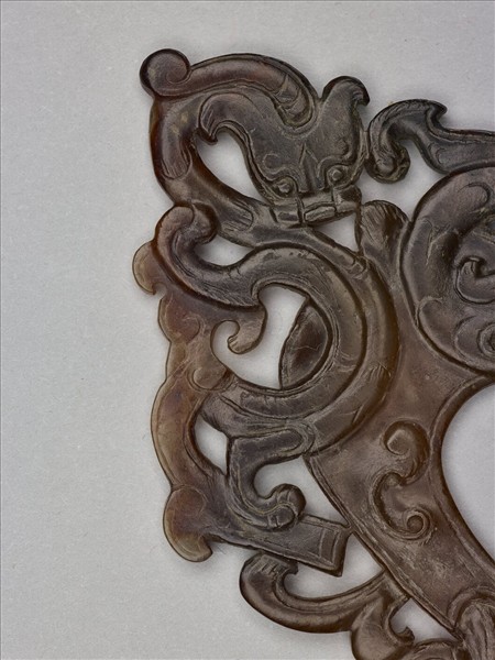 獸鳥紋玉韘形佩