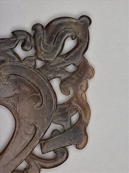 獸鳥紋玉韘形佩