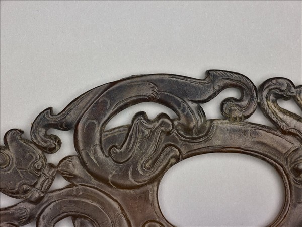 獸鳥紋玉韘形佩