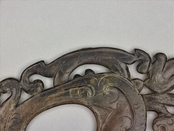 獸鳥紋玉韘形佩