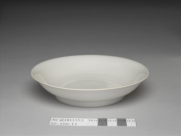 甜白釉雲龍紋碟