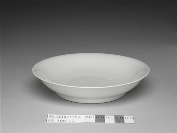 甜白釉雲鳳紋碟