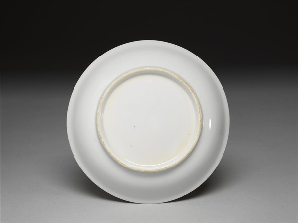 甜白釉雲鳳紋碟