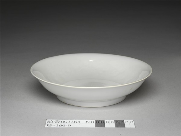 甜白釉花卉紋碟