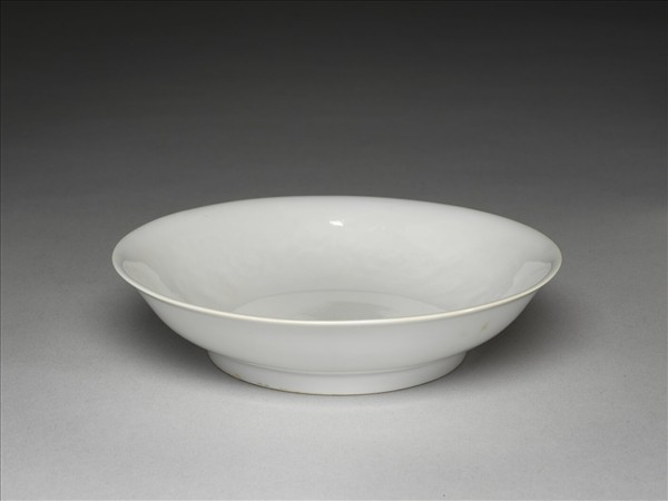 甜白釉花卉紋碟