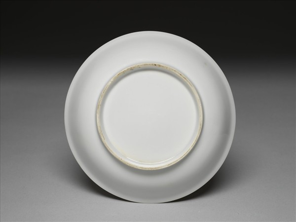 甜白釉花卉紋碟