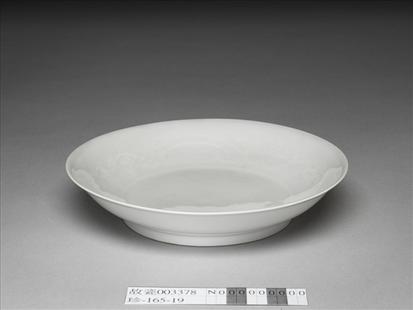 甜白釉雲龍紋碟