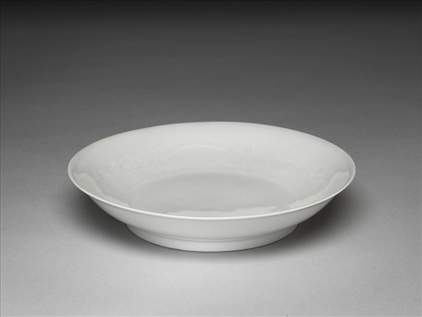 甜白釉雲龍紋碟