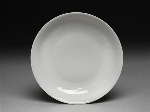 甜白釉雲龍紋碟