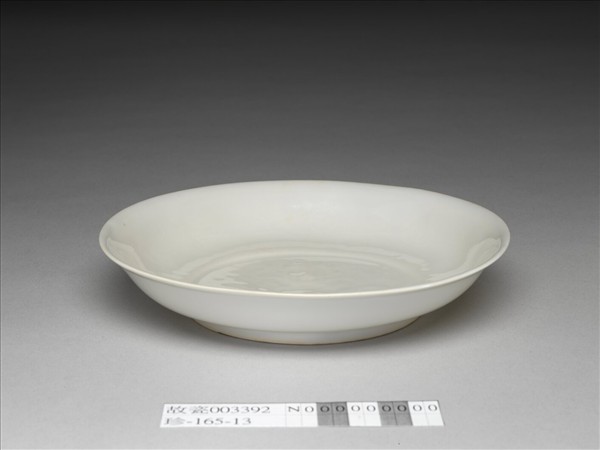 甜白釉半脫胎番蓮八寶盤