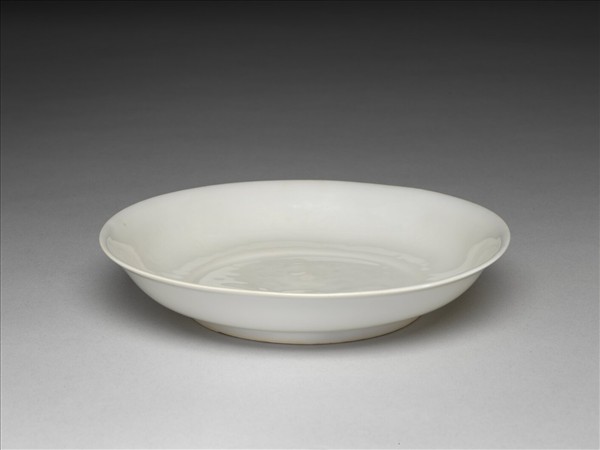 甜白釉半脫胎番蓮八寶盤