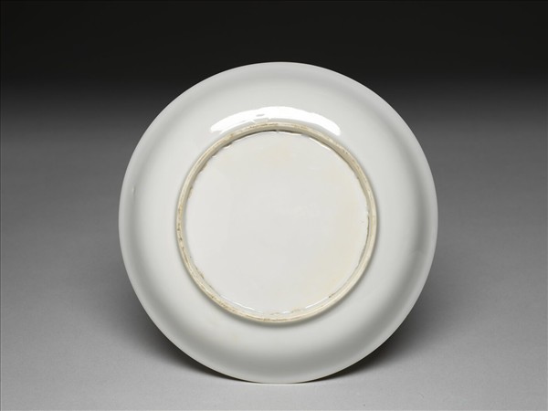 甜白釉半脫胎番蓮八寶盤