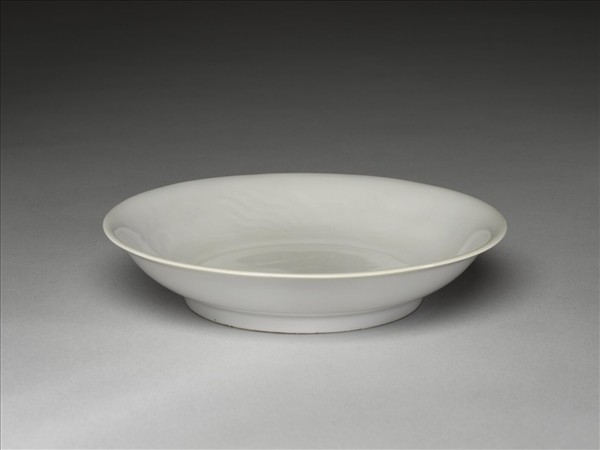 甜白釉雲鳳紋碟