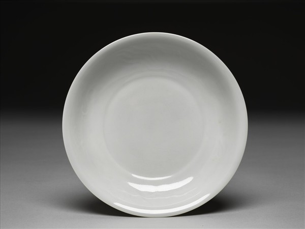 甜白釉雲鳳紋碟