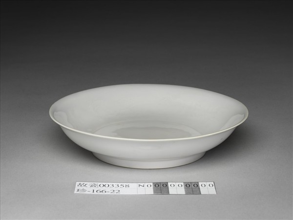 甜白釉雲龍紋碟