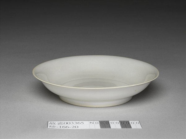 甜白釉雲龍紋碟