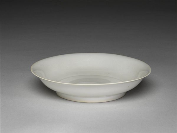 甜白釉雲龍紋碟