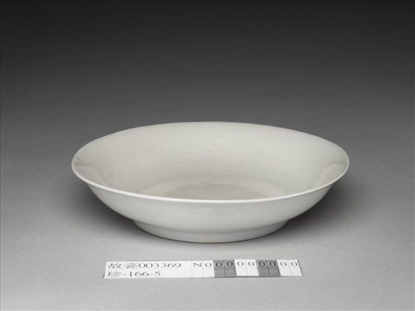 甜白釉雲鳳紋碟