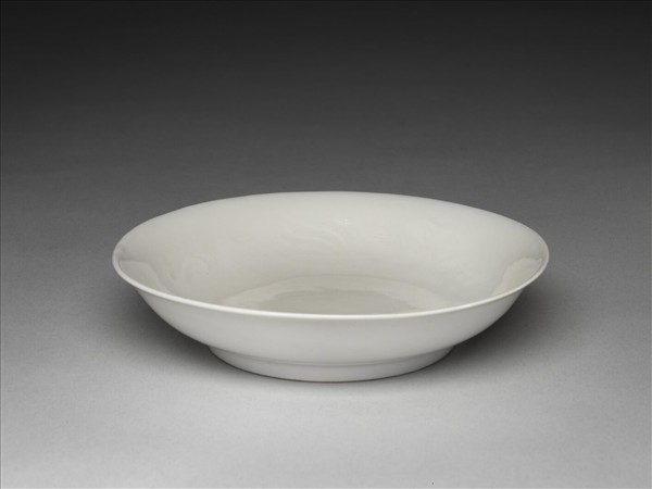 甜白釉雲鳳紋碟