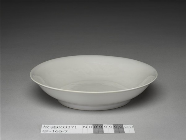 甜白釉雲鳳紋碟